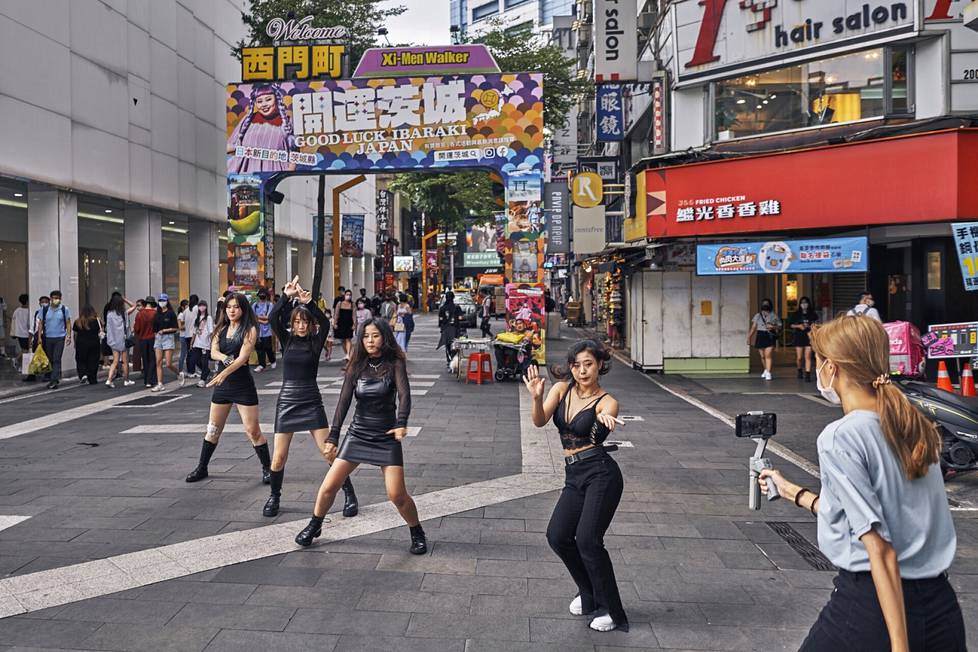 Provin-niminen tanssiryhmä kuvasi musiikkivideota Ximendingin ostosalueella perjantaina 5. elokuuta. Ximending on naapurusto ja ostosalue Taiwanin pääkaupungissa Taipeissa. 