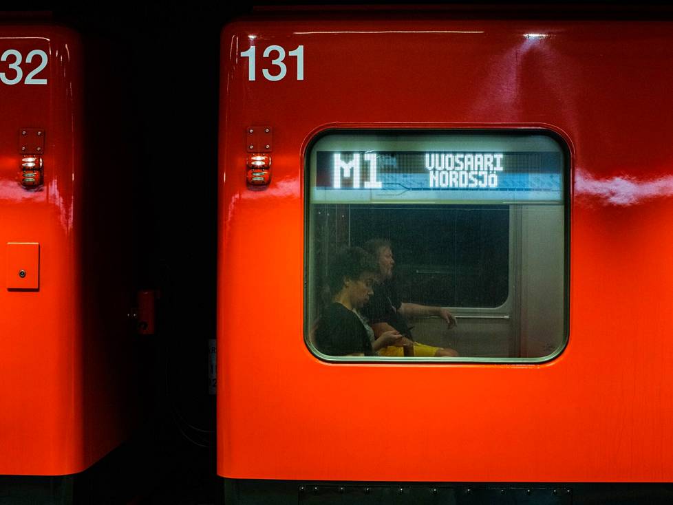 Koronapandemian aikana metrossa on saanut matkustaa väljästi myös arkena.