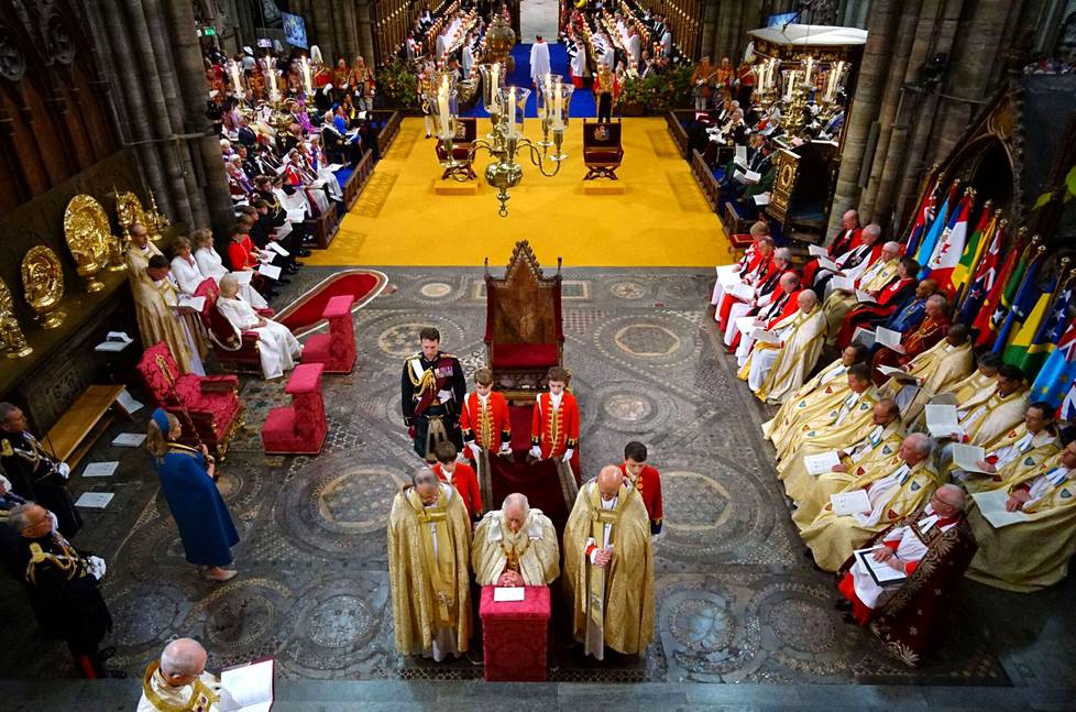 Kruunajaisseremonia Westminster Abbeyssa.