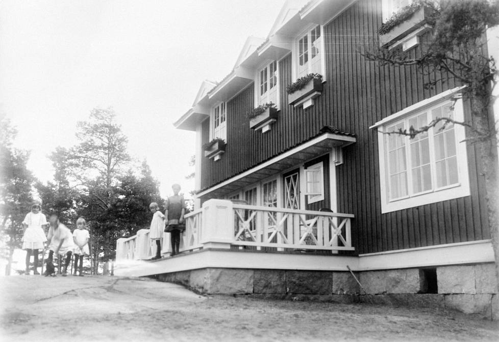 Schroderuksen perheen huvila Talludden Kallahdessa vuonna 1919.