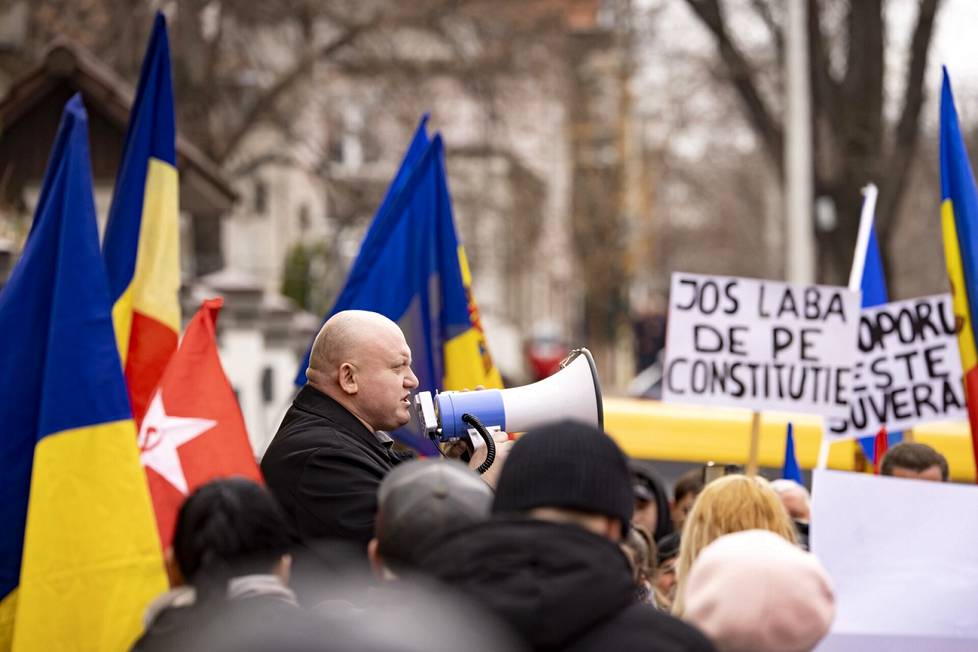 Sosialistisen puolueen poliitikko Vasile Bolea puhui mielenosoittajille kovaäänisellä.