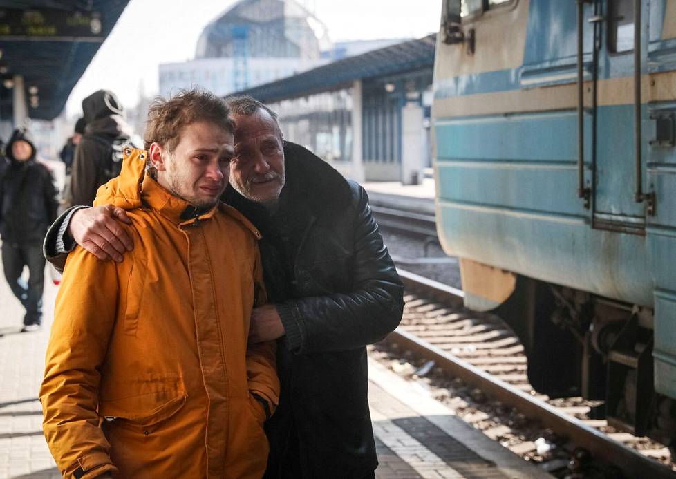 Volodymyr, 61, ja hänen poikansa Yaroslav, 23, itkivät yhdessä Lvivin junalla-asemalla. Sukulaiset lähtivät junalla kohti länttä.