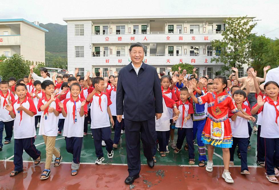 Kiinan johtaja Xi Jinping on ottanut itselleen enemmän valtaa kuin kukaan sitten Mao Zedongin. Xi tekee myös julkisuustempauksia kansan parissa, kuten tässä Hunanin maakunnan koulussa viime viikolla.