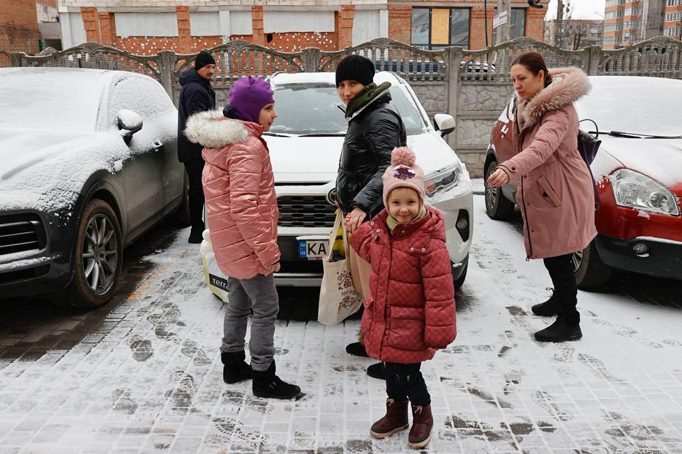  Kahden perheen väkeä, Anton Batjuk, Eva Ljiubtšišli, Natalia Liubtšišli, Ahafia Batjuk ja Viktoria Hladka lähdössä tiistaiaamuna Vinnytsjasta kohti Ukrainan länsiosia.