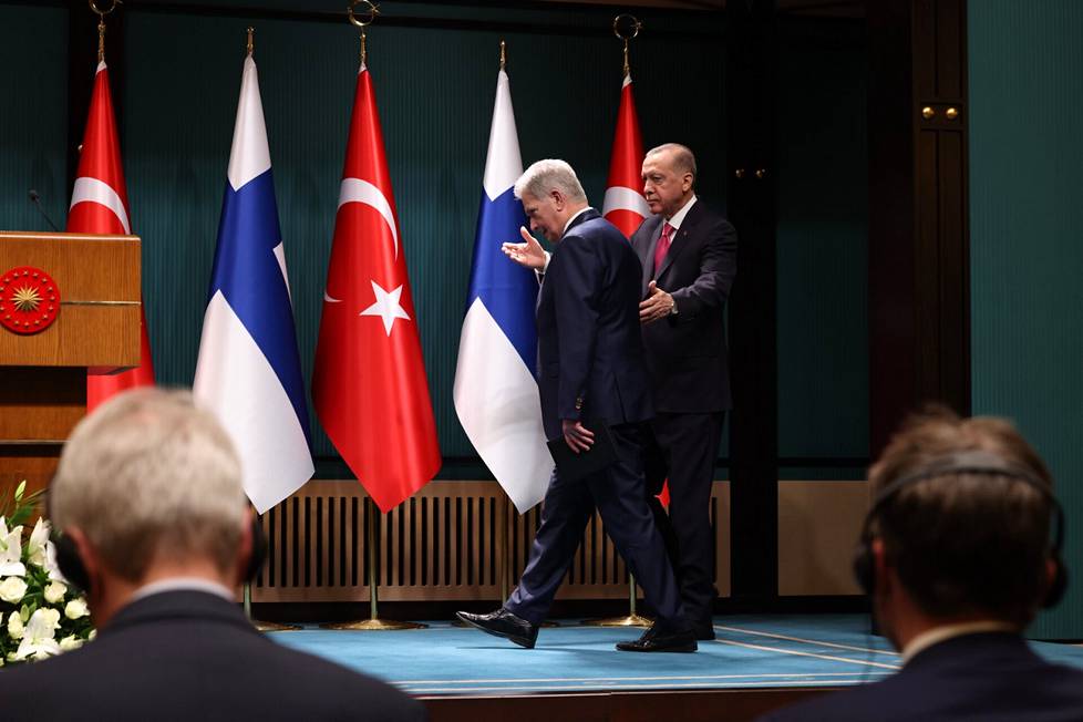Niinistö ja Erdoğan astuivat yleisön eteen kertomaan käymistään keskusteluista.