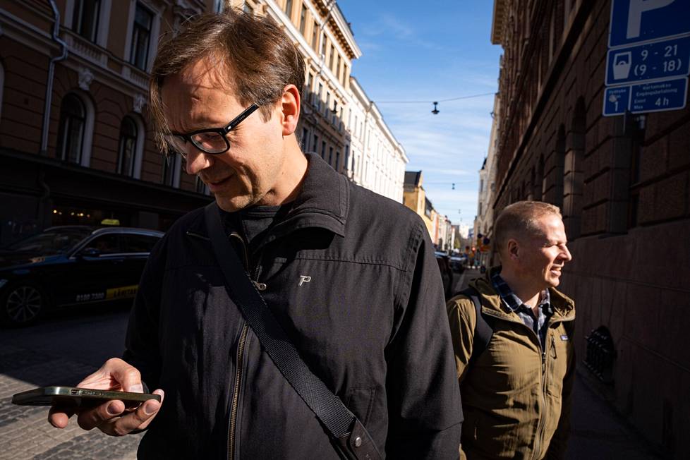 Lifeline Venturesin perustajat Timo Ahopelto (vas.) ja Petteri Koponen kävelivät Punavuoressa.