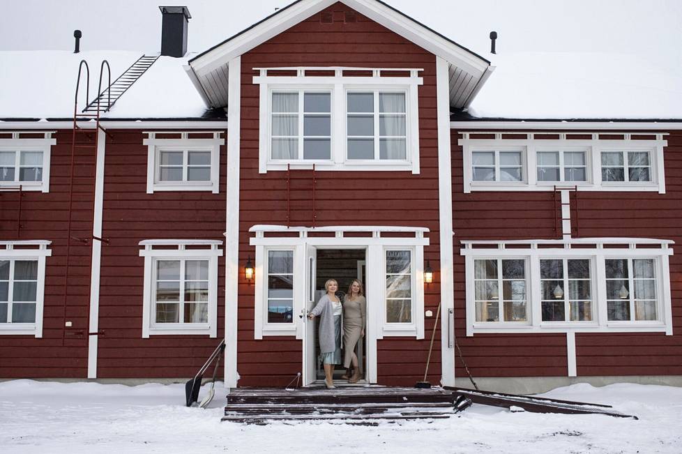 Yrittäjät Sirly Ylläsjärvi (vas.) ja Heidi Seikkula pyörittävät Aurora Estate -hotellia Ylläksellä. 