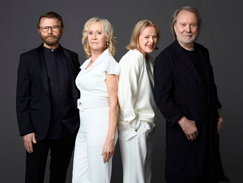 Björn Ulvaeus (vas.), Agnetha Fältskog, Anni-Frid Lyngstad ja Benny Andersson vuonna 2021.