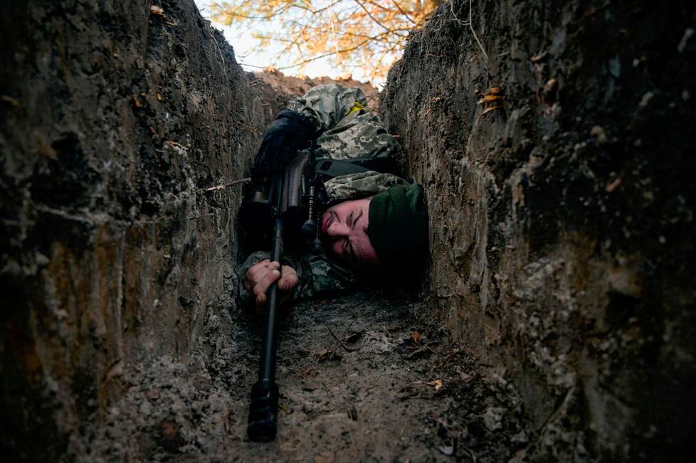 Valokuvaaja Maksim Levinin viimeisiä Reutersin välittämä kuvia oli kuva poterossa makaavasta ukrainalaissotilaasta Demydivissä 10. maaliskuuta.