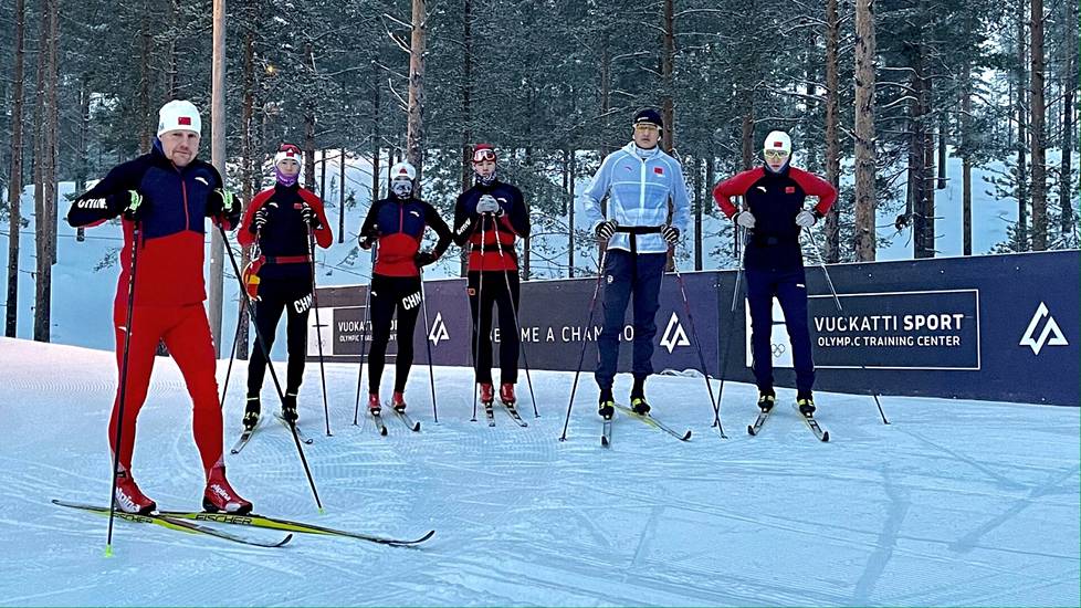 Glenn Lindholm was supposed to be present at the Beijing Olympics, but he stayed in Vuokatti to train his own group for the World Cup.
