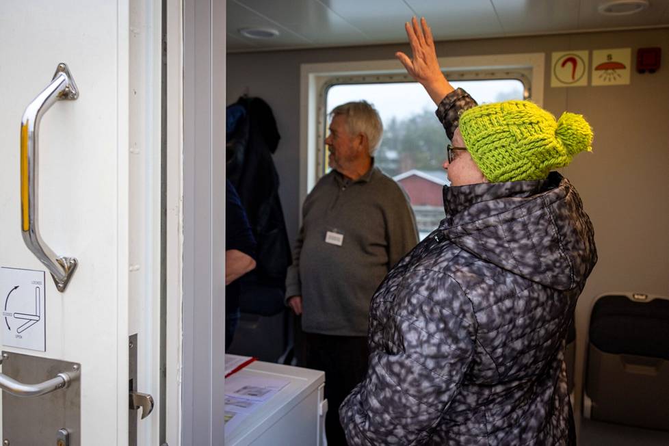 Auli Pihlhjerta, who lives on the island of Innamo, came to vote and waved a greeting to his friends who traveled in the ship's cabin.