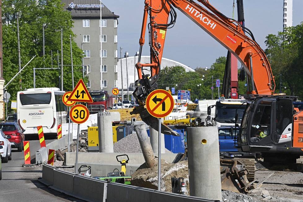 Due to street works, only one lane in each direction is used on Mannerheimintie and traffic queues easily.  The picture is from Mannerheimintie 50, looking north.