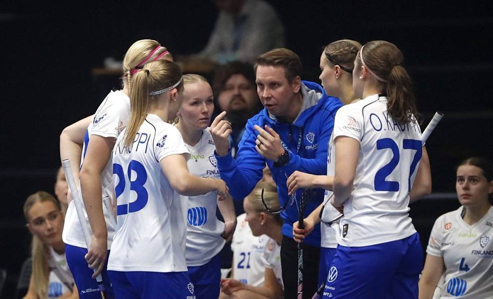 Lasse Kurronen jakoi ohjeita pelaajilleen lokakuussa 2021 Ruotsia vastaan Lempäälässä pelatussa maaottelussa. 