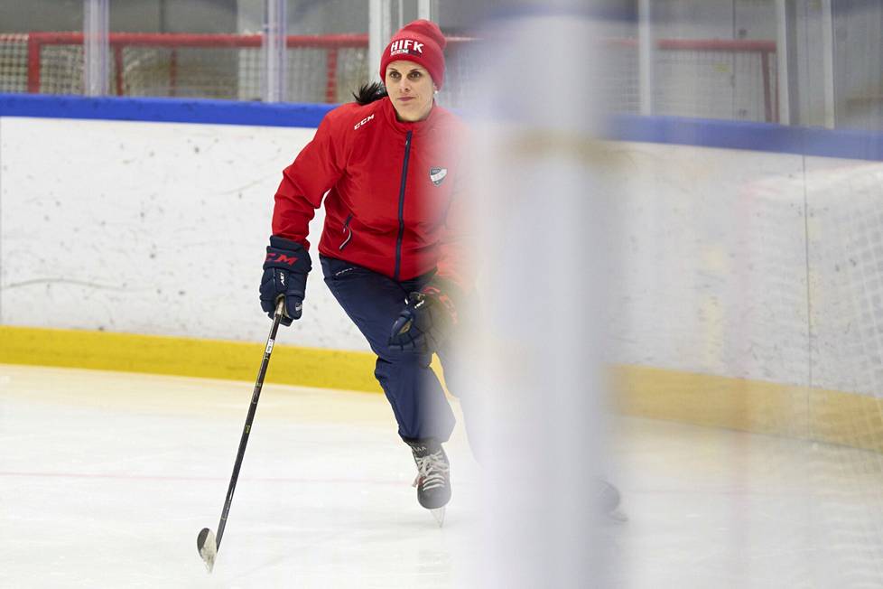 HIFK:n naisten jääkiekkojoukkueen valmentaja Saara Niemi aloittaa myös maa­joukkueen valmentajana. Niemi Pirkkolan jäähallissa.