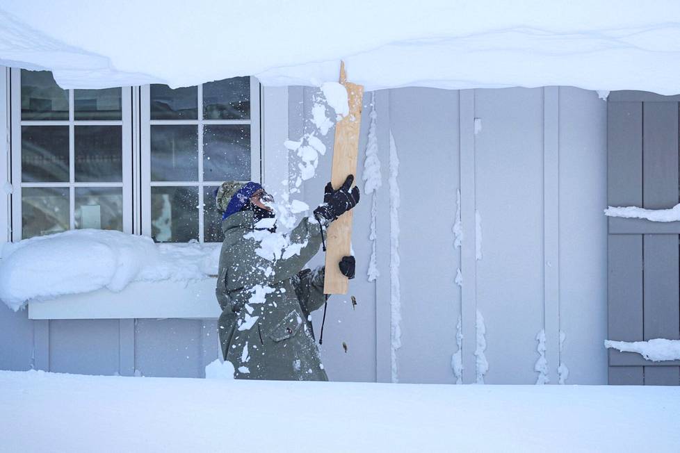 Talvimyrsky on kurittanut etenkin New Yorkin osavaltiota. Mies yritti pudottaa lunta talonsa katolta Buffalon alueella sunnuntaina.