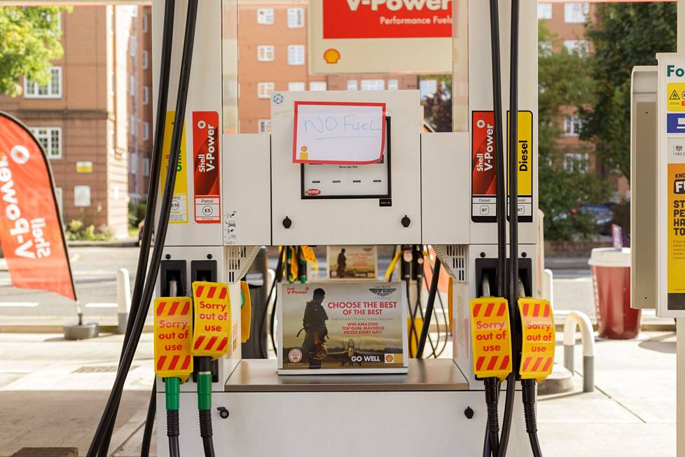 Polttoaine oli loppu kaikista pumpuista Shellin huoltoasemalla Lontoossa tiistaina.