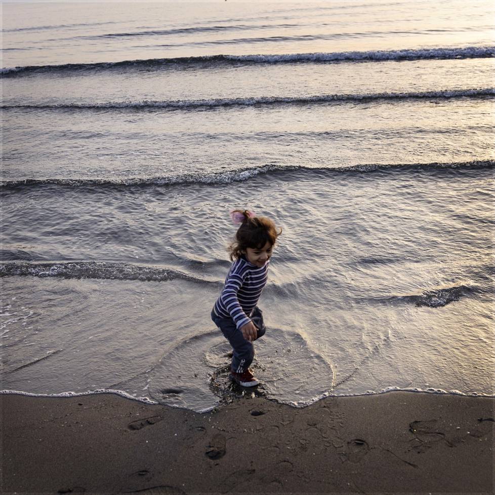 Hadiza, 3, leikkii aalloissa Shëngjinin rannalla.