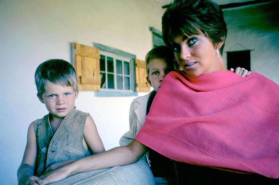 Kirjailija Lucia Berlin poikiensa Jeffin (vas.) ja Markin kanssa. Kuva on otettu Taosissa New Mexicossa vuonna 1962.