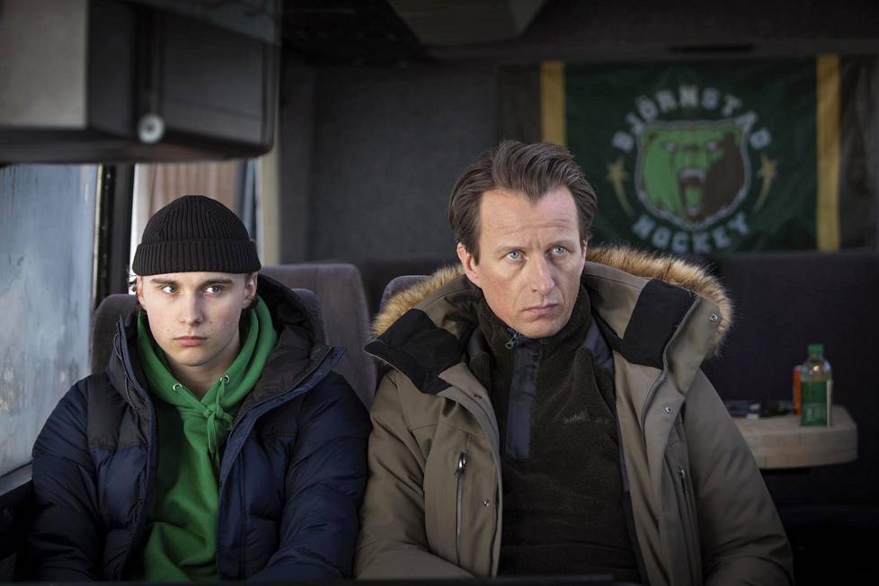 Oliver Dufåker (vas.) näyttelee kaupungin lahjakkainta ja lupaavinta nuorta jääkiekkoilijaa Keviniä ja Tobias Zilliacus hänen tunnekylmää isäänsä, joka lataa poikansa harteille suurimmat menestyspaineet.