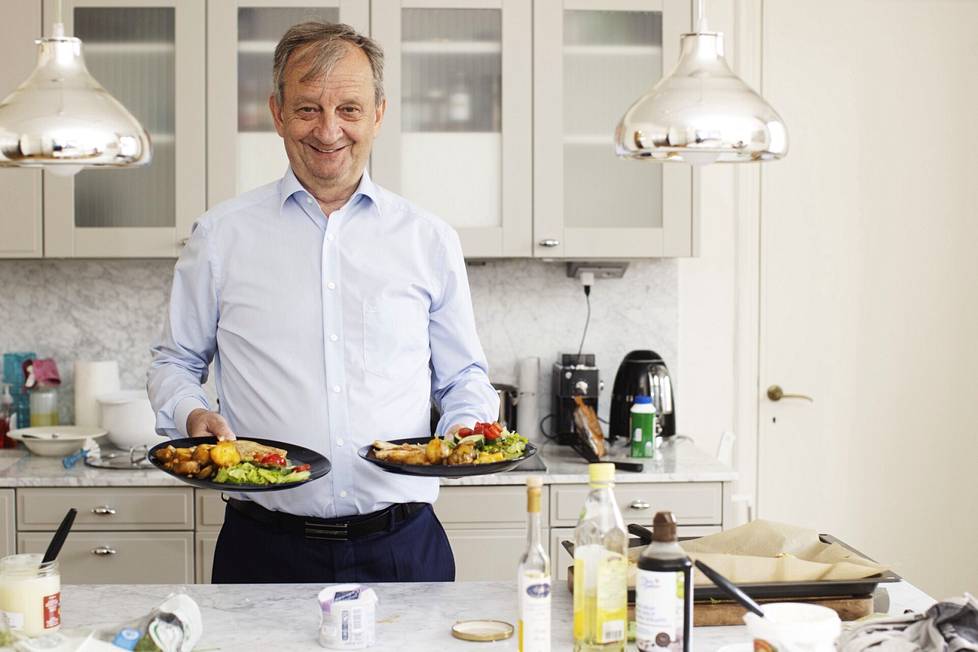 Liike Nytin kansanedustaja Harry Harkimo kokkaa Töölön-kotinsa keittiössä.