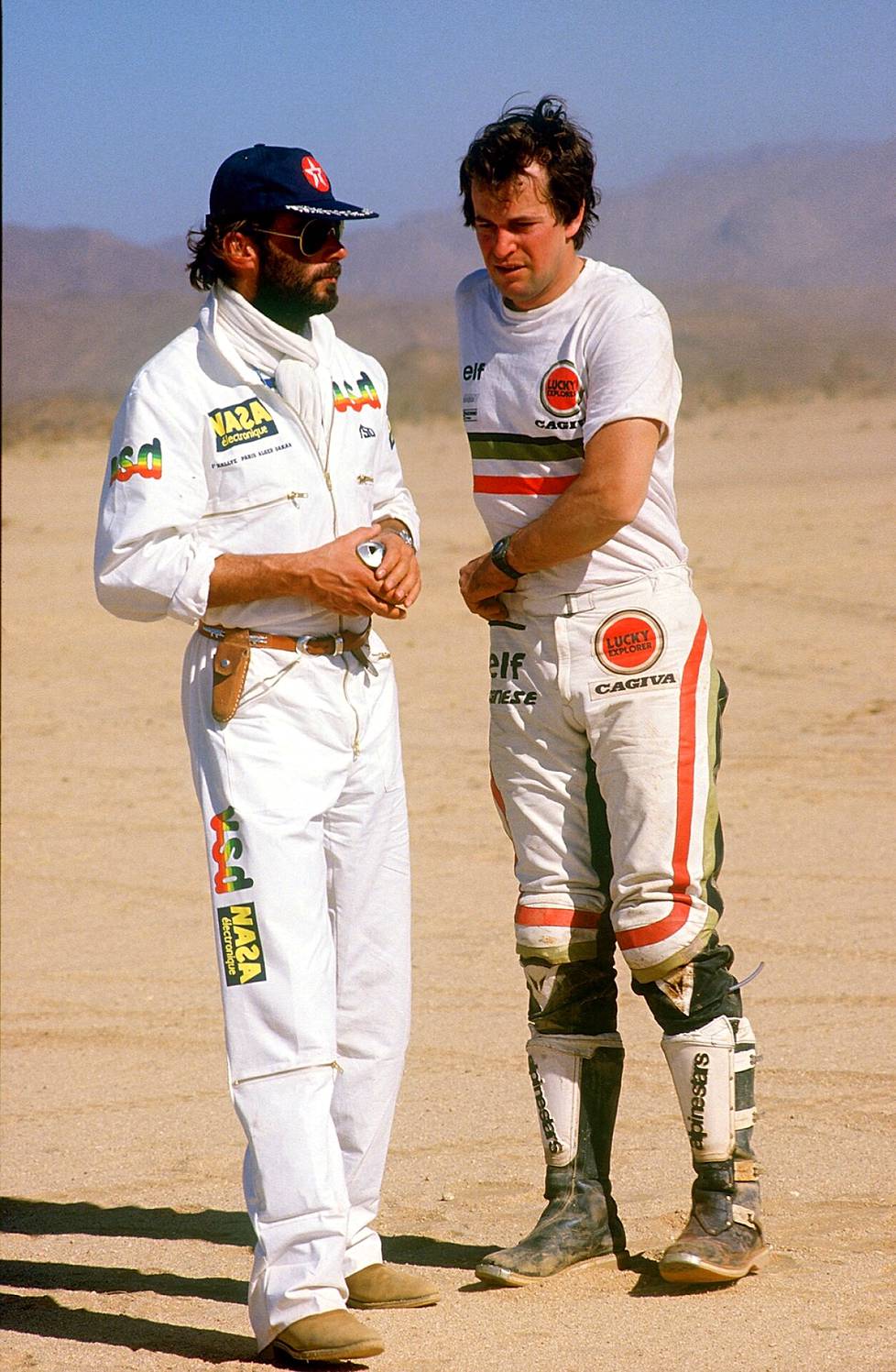 Thierry Sabine (vas.) Hubert Auriolin kanssa Dakar-rallissa 1986.