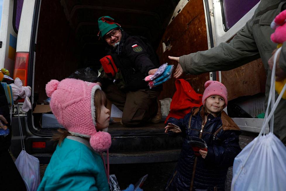 Oleksandra ja Khrystyna saivat joululahjat torstaina Bahmutissa humanitaarisen avun organisaatiolta, joka toimitti lahjoja maanalaisissa turvakodeissa asuville lapsille.
