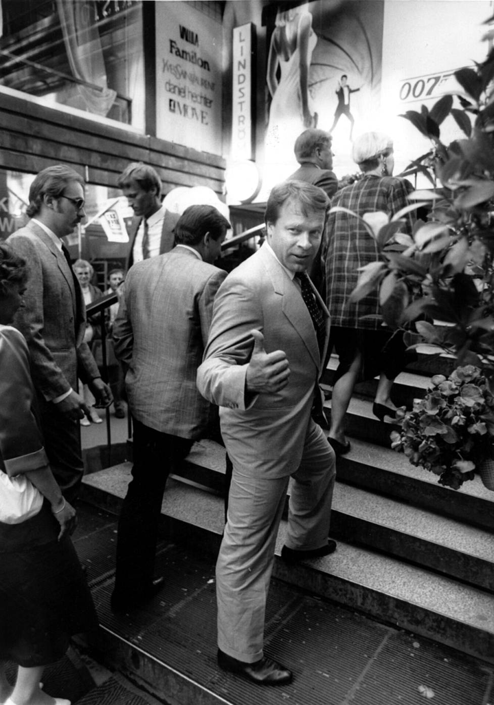 Ilkka Kanerva vuonna 1987 elokuvateatteri Bristolissa pidetyssä tilaisuudessa.