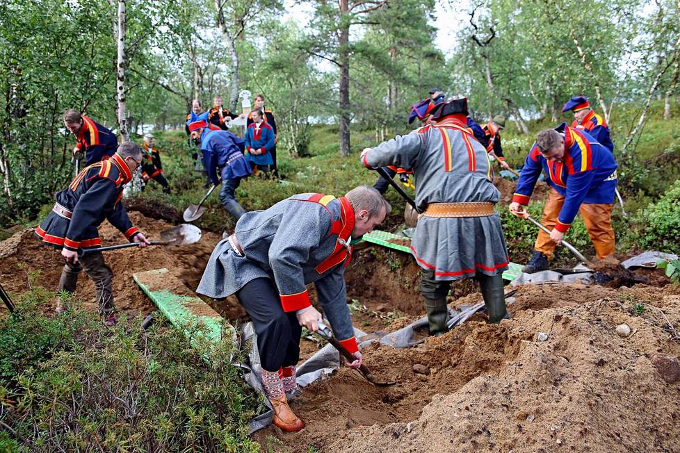 69 saamelaisvainajan jäänteet laskettiin takaisin haudan lepoon Inarin Vanhalla hautuumaasaarella viime viikon sunnuntaina. Hautajaiset järjestettiin myös Utsjoella ja Nellimissä.