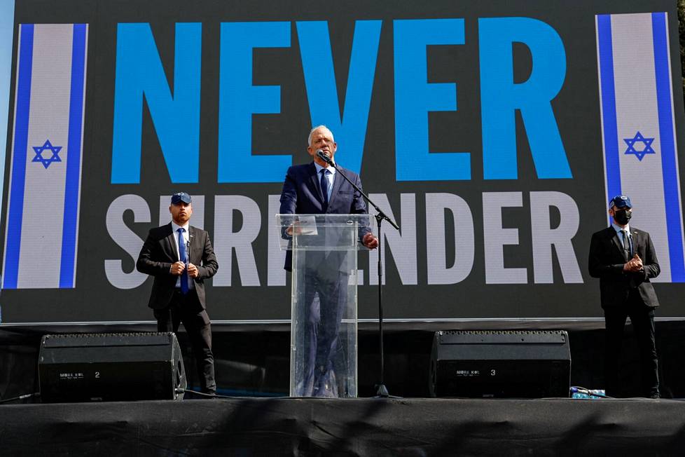 Israelin oppositiojohtaja Benny Gantz puhui mielenosoituksessa maanantaina, kun Netanjahu oli erottanut uudistuksia kritisoineen puolustusministeri Yoav Galantin.