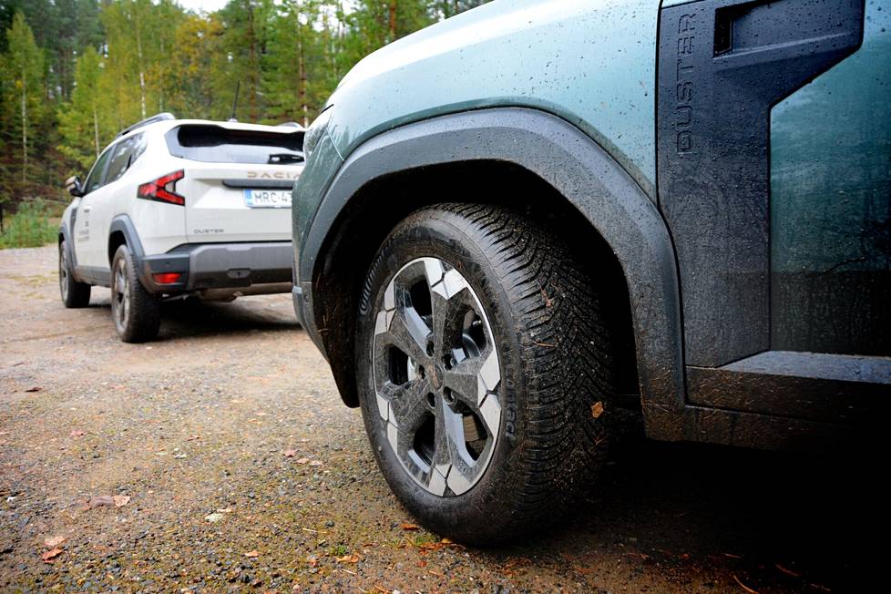 The four-wheel drive has an approach angle of 31 degrees. In practice, it means the angle formed by the tire and the front of the car, which allows you to drive into potholes without the bumpers banging.