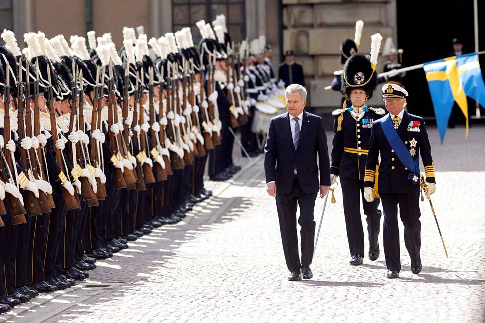 Presidentti Sauli Niinistö ja kuningas Kaarle Kustaa kuvattiin Kuninkaanlinnan sisäpihalla.