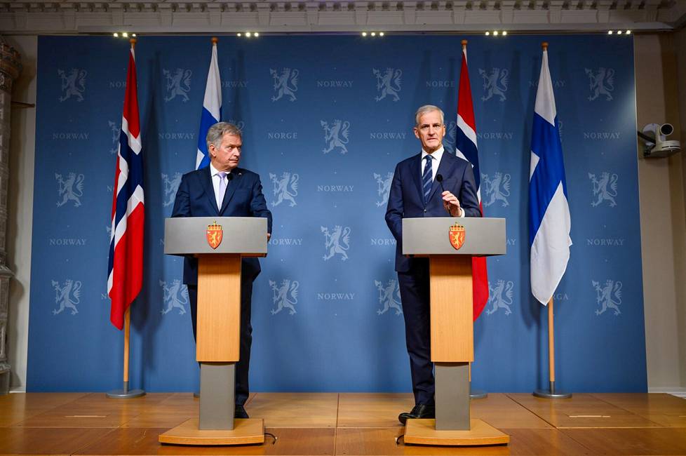Presidentti Sauli Niinistö ja Norjan pääministeri Jonas Gahr Støre lehdistötilaisuudessa Oslossa maanantaina.