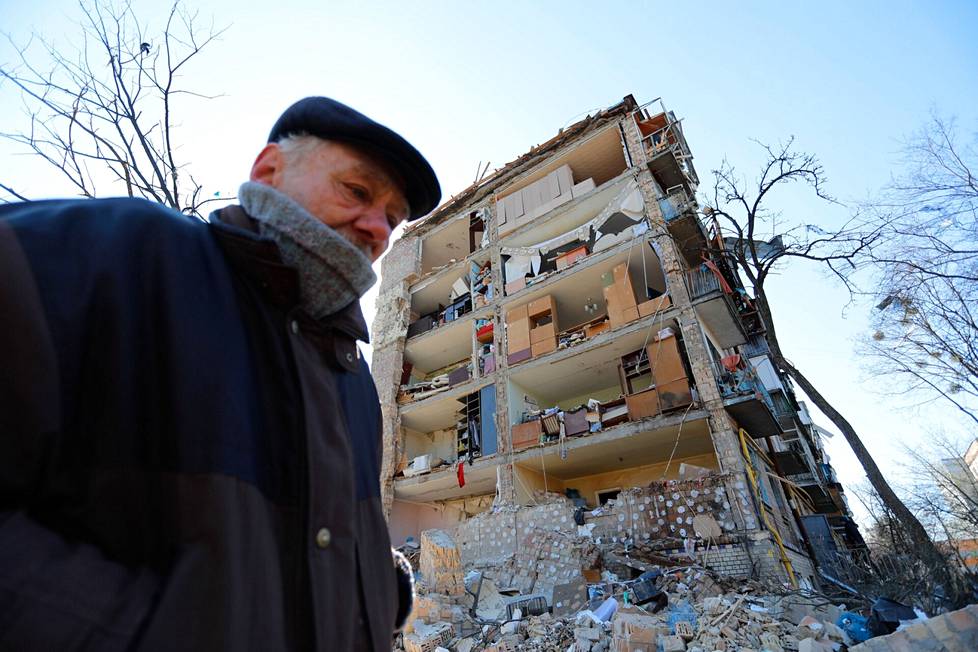 Venäläisten pommituksissa tuhoutunut kerrostalo Kiovassa.