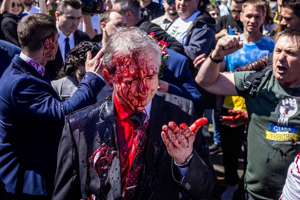 9. toukokuuta. Mielenosoittajat heittivät Venäjän suur­lähettilään Sergei Andreevin päälle punaista väriä Varsovassa sijaitsevalla neuvostosotilaiden hautaus­maalla voitonpäivänä.