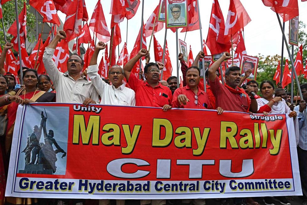Intialaisen keskusammattiliiton jäseniä marssilla Hyderabadissa.
