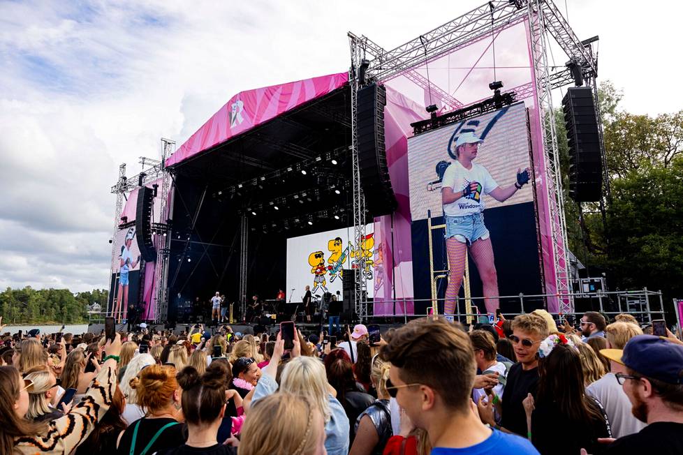 During the robot rock, this year's Eurovision representatives of Finland Teemu Keisteri aka Windows95Man and Henri Piispanen came to visit the stage.