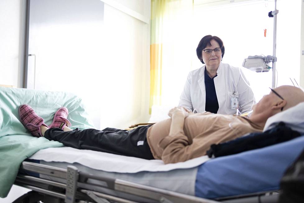 Ylilääkäri Tiina Tasmuth hoitaa syöpää sairastavaa Jouni Tiaista Espoon sairaalan Villa Glims -saattohoito-osastolla. Potilaiden elinaika on Villa Glimsissä keskimäärin kaksi viikkoa.