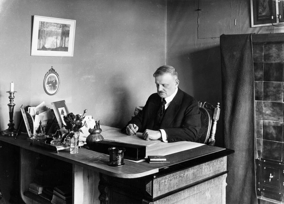 Jean Sibelius kirjoituspöytänsä ääressa Ainolassa vuonna 1915.