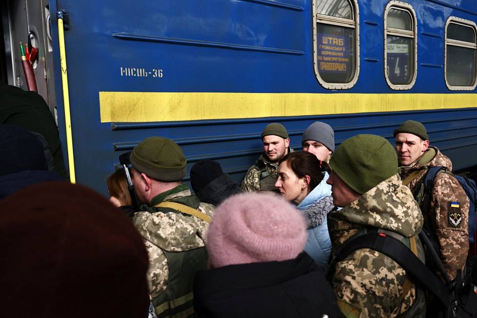 Sotilaita nousemassa Kiovan-junaan Lvivin rautatieasemalla torstaina aamupäivällä.