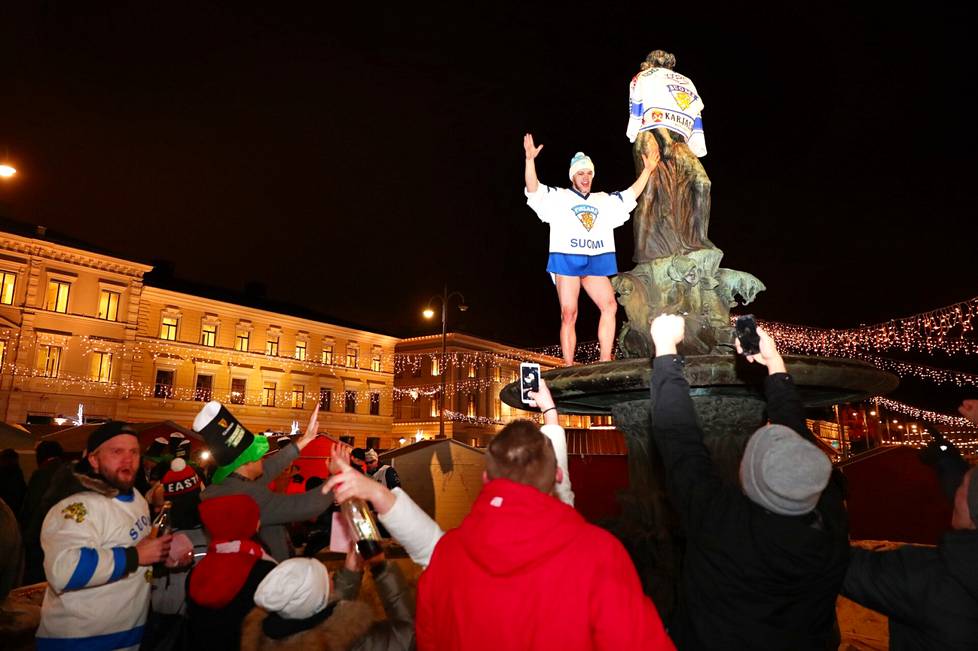 Leijonafanit juhlivat jääkiekon nuorten maailmanmestaruutta Mantalla tammikuussa 2019.