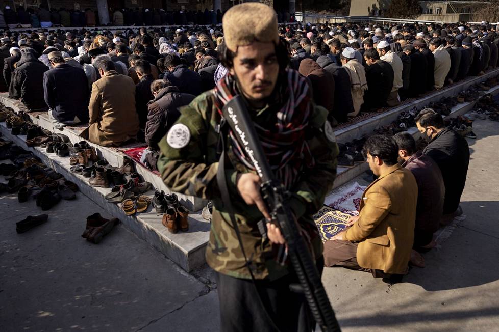 Perjantairukous moskeijassa Kabulin keskustassa. 19-vuotias Sohalullah Hajrat vartioi paikkaa ja suojelee sitä kaikenlaisilta hyökkäyksiltä. Hän on ollut Talebanissa jo noin kolme vuotta nuoresta iästään huolimatta.