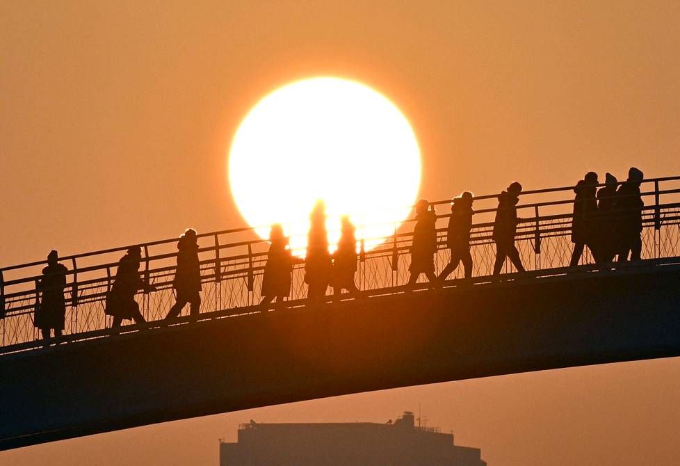 Etelä-Korean Soulilla ihmiset kerääntyivät kävelysillalle ihailemaan vuoden ensimmäistä auringonnousua.