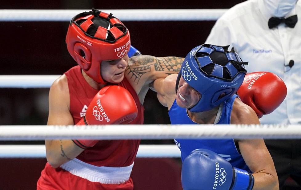 Mira Potkonen otteli Brasilian Beatriz Ferreiraa vastaan Tokion nyrkkeilyareenalla 5. elokuuta 2021. Potkosen ura myös päättyi toiseen olympiapronssiin elokuussa 2021.