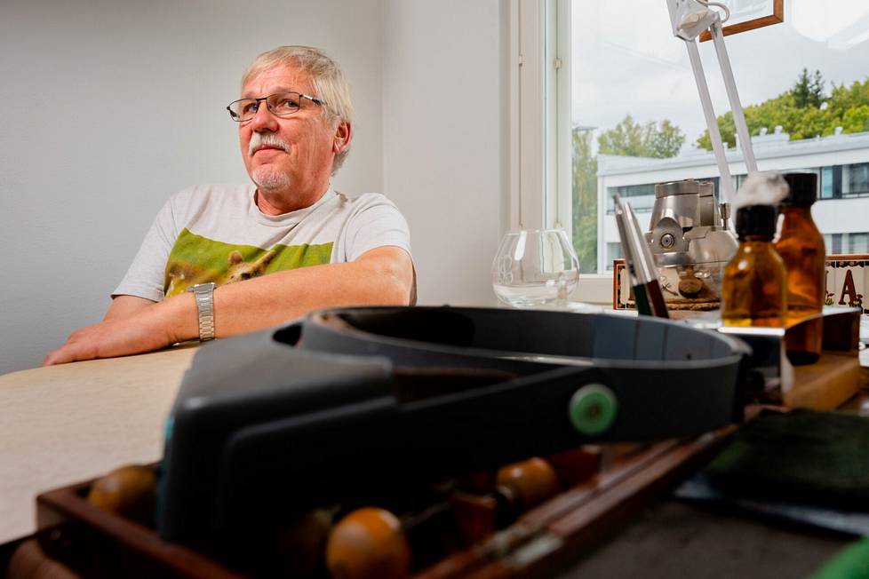 Teijo Lajunen lopetti yrityksensä vuosi sitten ja siirtyi eläkkeelle. Kotona työpöydällä on kuitenkin yhä täysi valmius kaivertamiseen, muun muassa suurentavat lasit, kaivertimia, metallilakkaa ja polttonestettä. ”Samat työkalut kuin 500 vuotta sitten”, Lajunen sanoo.