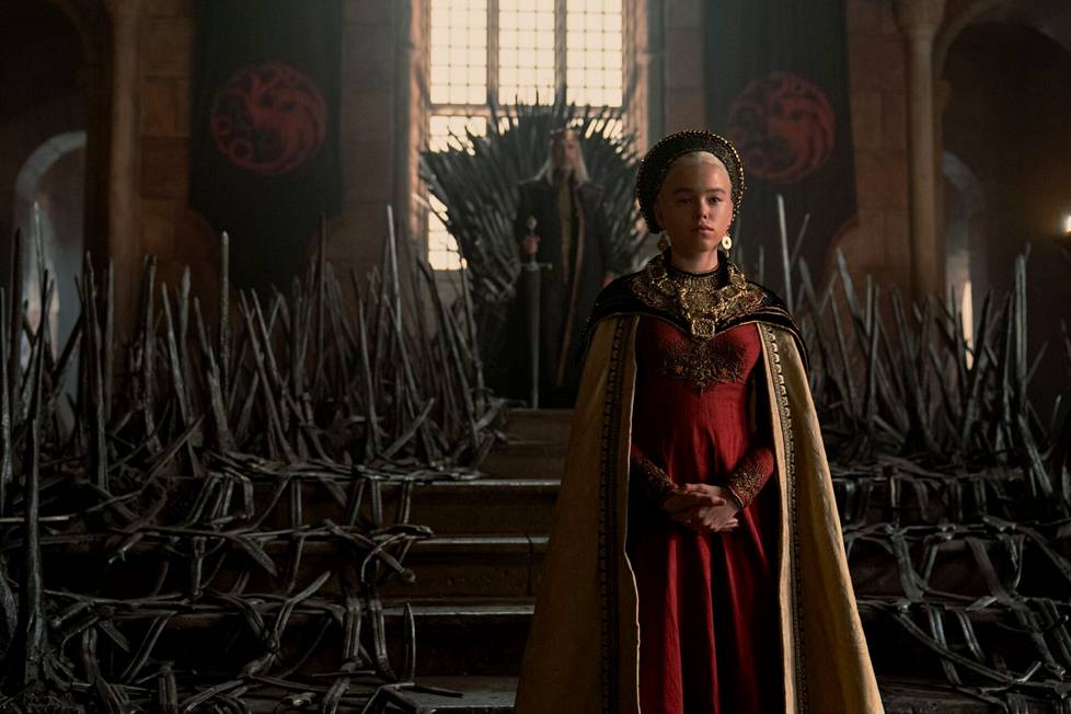 Milly Alcock esittää House of the Dragon -sarjan ensimmäisellä kaudella nuorta Rhaenyra Targaryenia. Taustalla Paddy Considinen esittämä Viserys, hänen isänsä. 