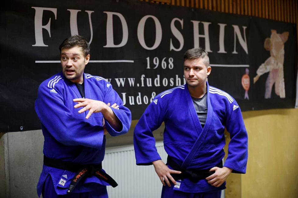 Judoseura Fudoshinin ohjaaja Anssi Lamminen (vas.) harrastaa judoa muun muassa siksi, että haluaa kyetä seisomaan käsillään vielä 75-vuotiaanakin. Hänellä on Juuso Nuotiomaan tavoin musta vyö.