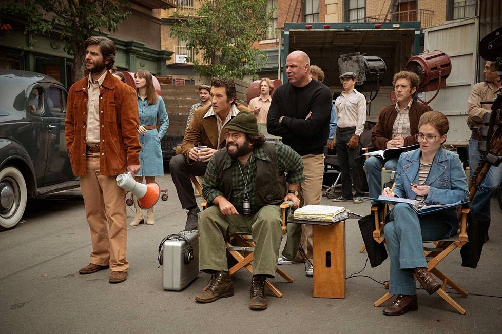 The Offer -sarjan päähenkilöt ohjaaja Francis Ford Coppola (Dan Fogler, keskellä) ja hänen takanaan tuottaja Albert S. Ruddy (Miles Teller) kuvaamassa Kummisetä-elokuvaa.