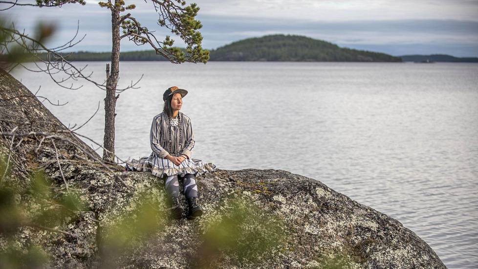 ”Suomi on kolonisoinut meitä sadan vuoden ajan”, sanoo Jenni Laiti. Hän toimii Suohpanterror-taiteilijoiden puhenaisena. Laiti kuvattiin hänen kotikonnuillaan Inarijärven rannalla. Laitin yllä on patjakankainen, perinteinen saamenpuku, jonka hän on itse valmistanut.