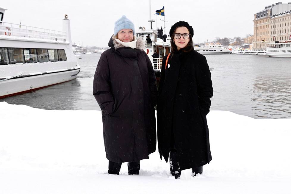Ohjaaja Anna Takanen ja kirjailija Nina Wähä luovat Ruotsin-laivan tunnelman Dramatenin lavalle.