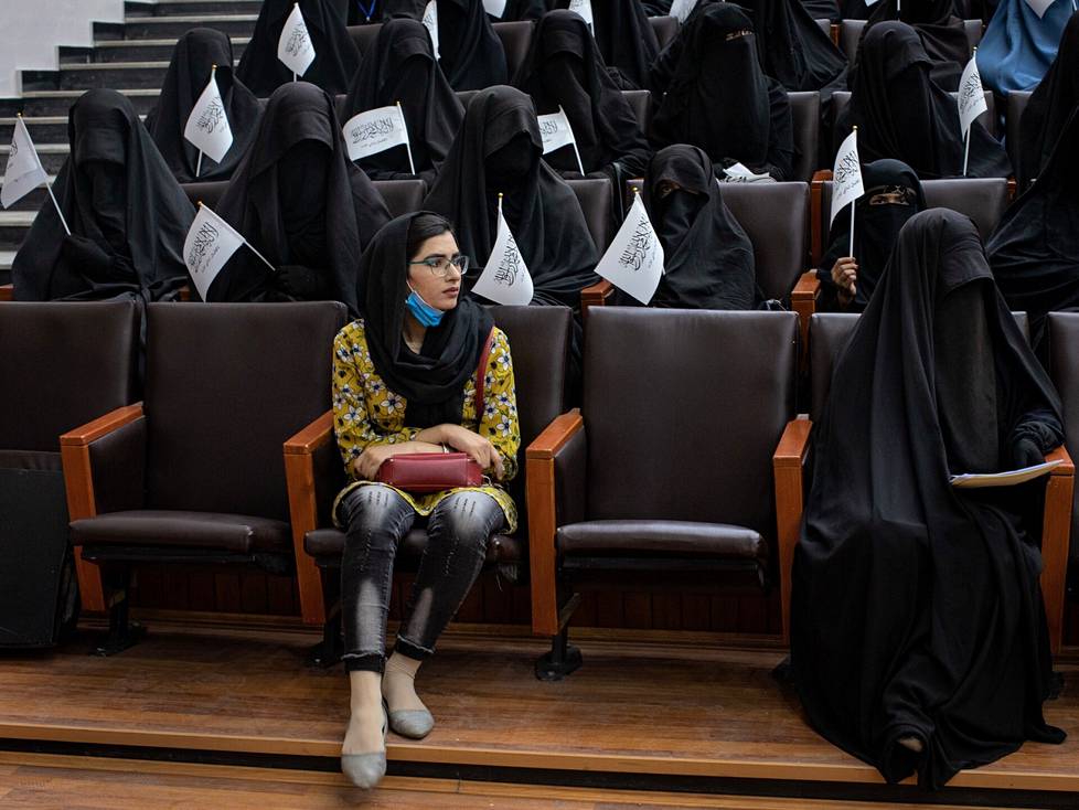 Afganistanilaisen Shamshad-tv-kanavan toimittaja Lima Hotak istui yliopiston auditorion eturivissä Kabulissa viime lauantaina. Hotak seurasi Talebanin järjestämää tapahtumaa, jossa joukko naisia puolusti tiukkaa sukupuolierottelua heiluttaen Talebanin lippuja.